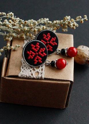 Червоні чорні сережки цвяшки з коралом під вишиванку українські прикраси1 фото