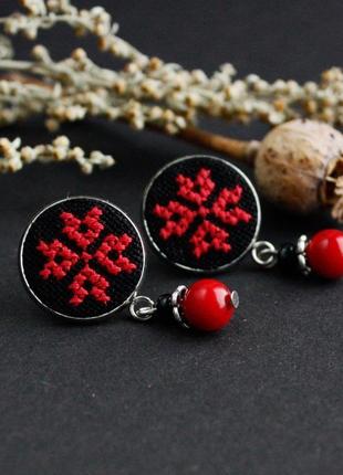 Червоні чорні сережки цвяшки з коралом під вишиванку українські прикраси3 фото