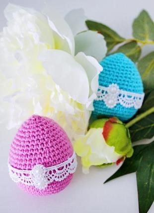 Красивые пасхальные яйца-крашанки нежного и яркого цвета для декора интерьера