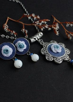 Маленькі блакитні білі сережки цвяшки з агатом ніжні прикраси з трояндами6 фото