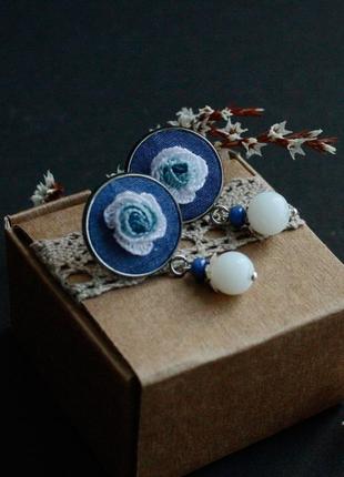Маленькі блакитні білі сережки цвяшки з агатом ніжні прикраси з трояндами4 фото