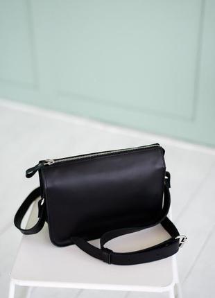 Универсальная женская сумка в минималистичном стиле ручной работы из натуральной кожи черного цвета4 фото