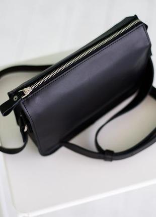 Универсальная женская сумка в минималистичном стиле ручной работы из натуральной кожи черного цвета5 фото