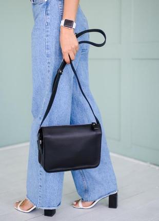 Универсальная женская сумка в минималистичном стиле ручной работы из натуральной кожи черного цвета2 фото