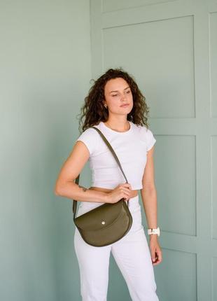 Элегантная женская полукруглая сумка ручной работы из натуральной кожи цвета хаки6 фото