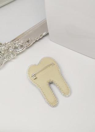 Брошка білий зуб з кристалів і перлів5 фото