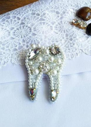 Брошка білий зуб з кристалів і перлів2 фото