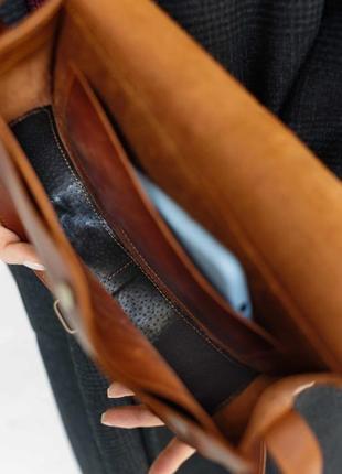 Женская полукруглая сумка через плечо ручной работы из винтажной натуральной кожи коньячного цвета5 фото