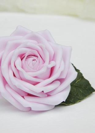 Шпилька для волосся з рожевою трояндою у зачіску