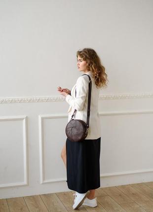 Круглая женская сумка через плечо ручной работы из натуральной винтажной кожи коричневого ц6 фото
