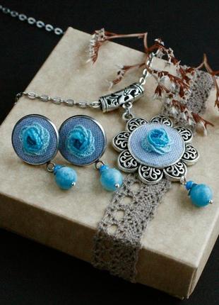 Маленькі блакитні бірюзові сережки цвяшки з кварцем ніжні прикраси з трояндами до вишиванки6 фото