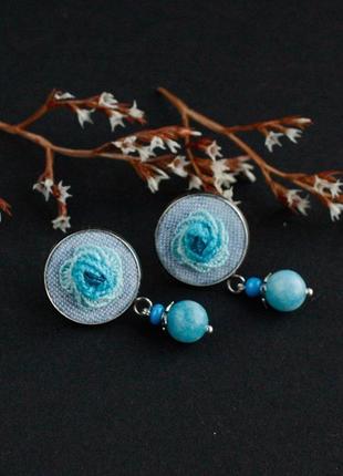 Маленькі блакитні бірюзові сережки цвяшки з кварцем ніжні прикраси з трояндами до вишиванки5 фото