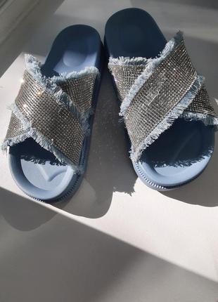 Блестящие шлепанцы