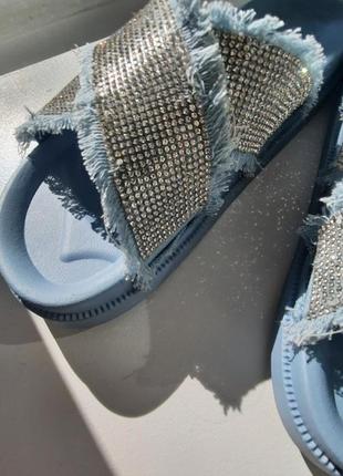 Блестящие шлепанцы