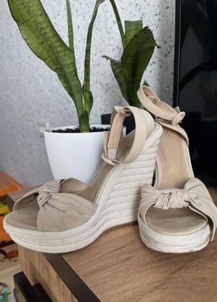 Босоніжки на танкетці aldo