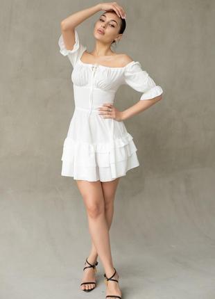Короткое молочное платье с открытой спинкой мини платье с открытыми плечами3 фото