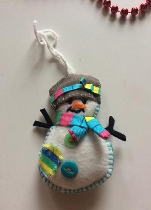 Новорічний декор сніговичок з фетру новорічна іграшка на ялинку4 фото