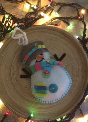 Новорічний декор сніговичок з фетру новорічна іграшка на ялинку3 фото