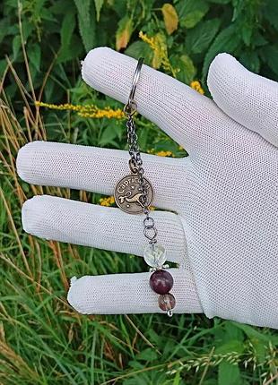 Стильный подарок.брелок-оберег с натуральными камнями, для зодиака козерог.