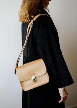 Женская сумка через плечо ручной работы из натуральной кожи цвета капучино7 фото