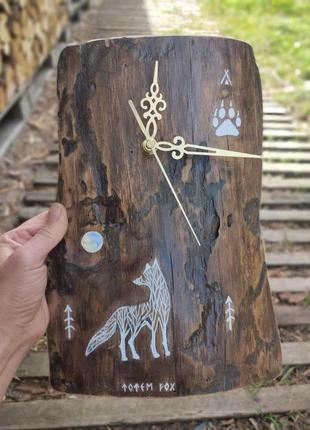 Часы из дерева "totem fox"1 фото