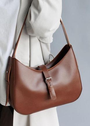 Женская сумка-трапеция из натуральной кожи с легким матовым эффектом коньячного цвета