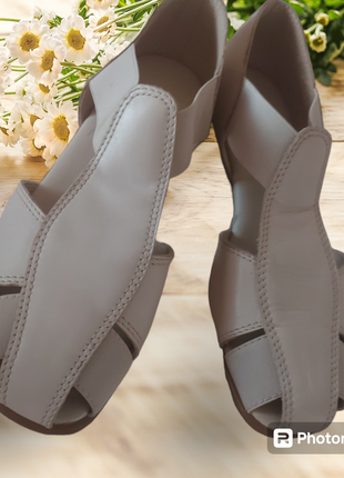 Жіночі шкіряні сандалі нові