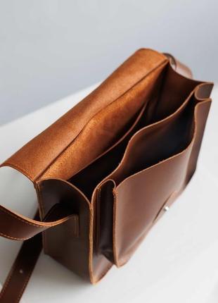 Женская сумка через плечо ручной работы из натуральной полуматовой кожи коньячного цвета6 фото