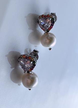Срібні сережки пусети з натуральними білим перлами та різнобарвними фіанітами "метта"
