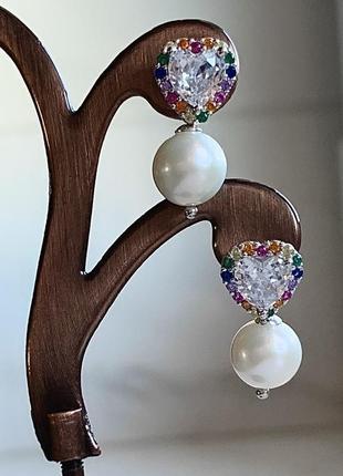 Срібні сережки пусети з натуральними білим перлами та різнобарвними фіанітами "метта"4 фото