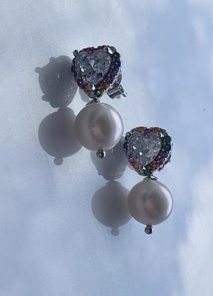 Срібні сережки пусети з натуральними білим перлами та різнобарвними фіанітами "метта"3 фото