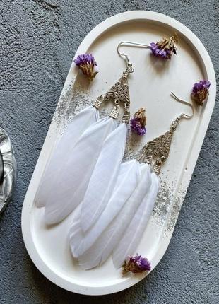 Серьги с белыми перьями