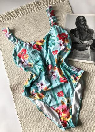 Яркий слитный купальник