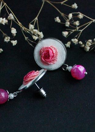 Маленькі малинові рожеві сережки цвяшки з агатом ніжні прикраси з трояндами2 фото