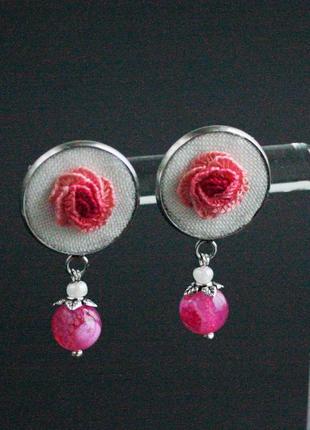 Маленькі малинові рожеві сережки цвяшки з агатом ніжні прикраси з трояндами4 фото