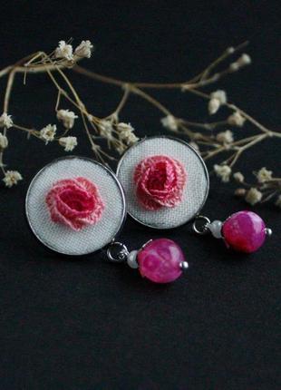 Маленькі малинові рожеві сережки цвяшки з агатом ніжні прикраси з трояндами5 фото