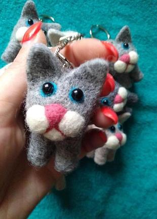 Брелок котик з вовни