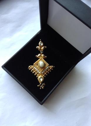 Кулон. підвіска. сережок був на фото показаний.