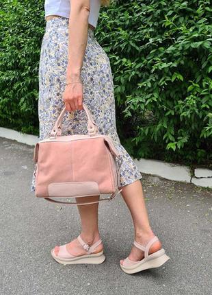 Летняя розовая сумка из натуральной замши пудрового цвета5 фото