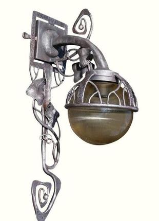 Настенный бра ручной работы выполненный в технике художественной ковки