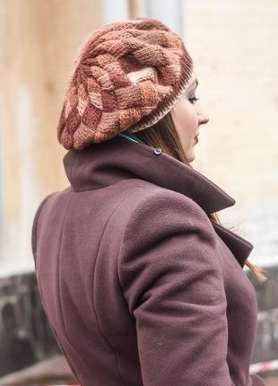 Коричневий жіночий берет теплий вязаний із вовни на осінь зиму у кольорі карамель2 фото