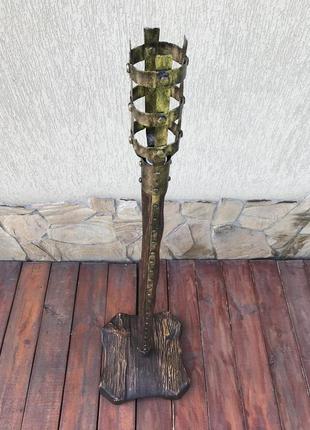 Кованая настольная лампа ручной работы в виде факела с деревянным столбом и деревянным основанием