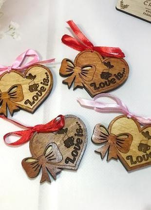Деревянные сувениры-сердечки с пожеланиями на 8 марта