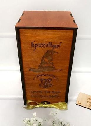 Келих для вина з гравіруванням "бухля" 570 мл в коробці "hogwarts" (з персоналізацією) червоне дерево4 фото
