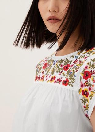 Бавовняна біла  футболка з вишивкою вишиванка marks&spencer