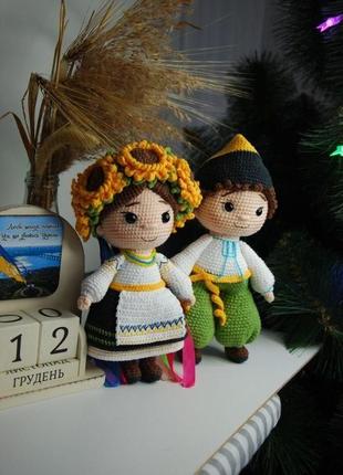 Пара авторських в’язаних ляльок українців на весілля