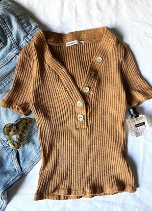 Коричнева футболка у рубчик на ґудзиках pull&bear