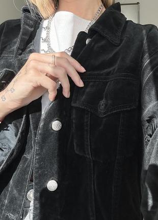 Велюровая черная куртка benetton