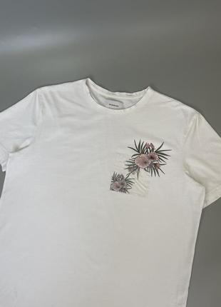 Стильна біла футболка reserved з принтом квітів на грудях, прозора кишенька, базова, однотонна, літня, ресервед