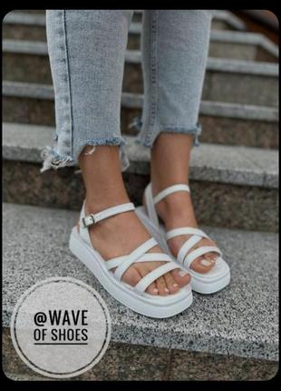 Жіночі білі шкіряні босоніжки від українського виробника wave of shoes